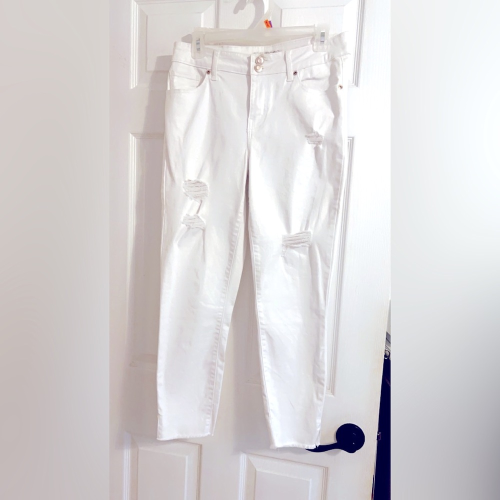 Maurice’s high rise white jeans that have distressed look. Size 8 like new